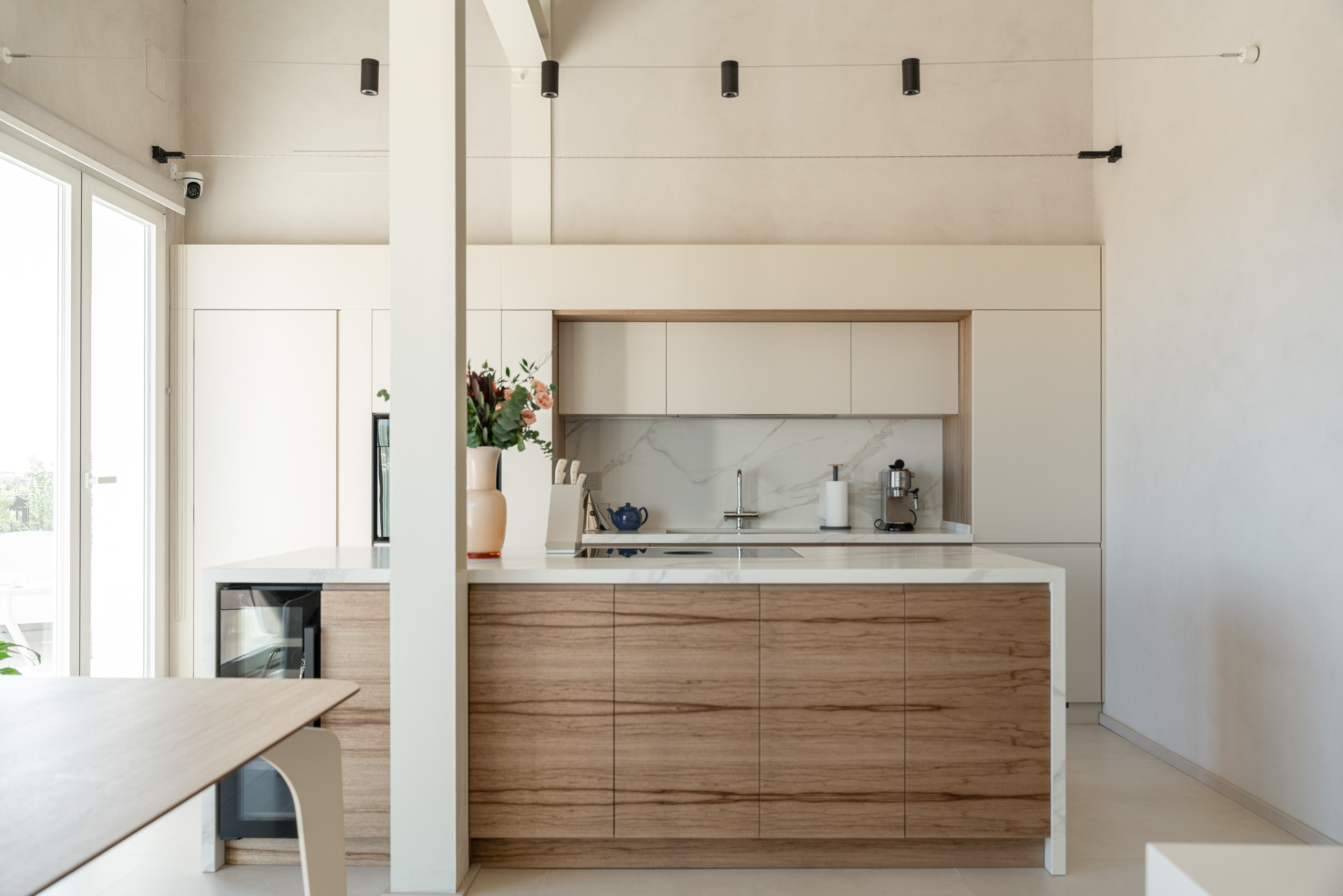 Foto interior design di una cucina e zona living a Porto San Giorgio, di Miam Arredamenti