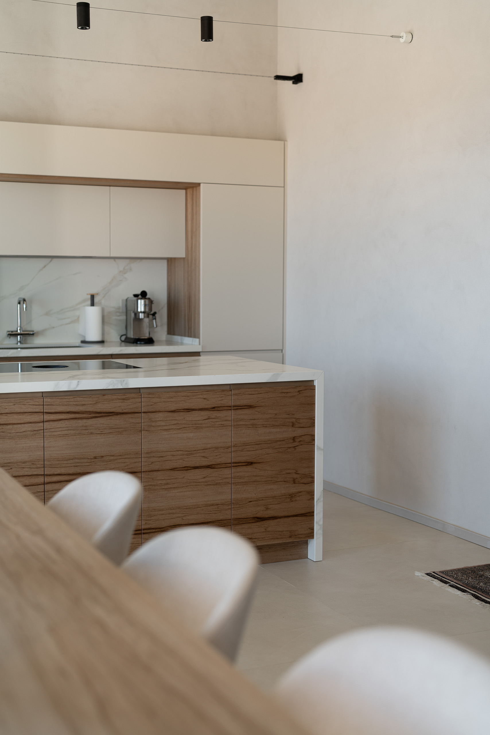 Foto interior design di una cucina e zona living a Porto San Giorgio, di Miam Arredamenti