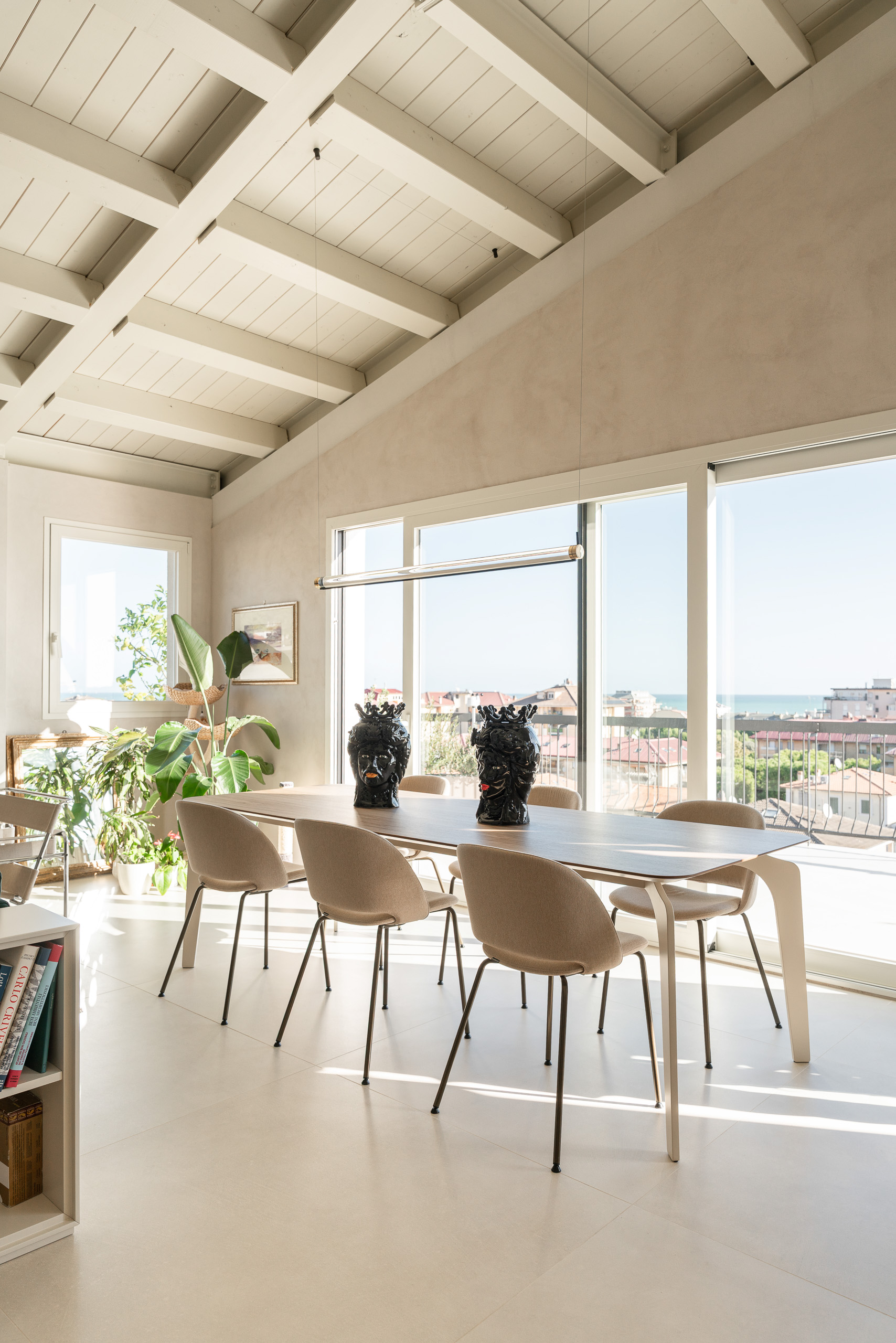 Foto interior design di una cucina e zona living a Porto San Giorgio, di Miam Arredamenti