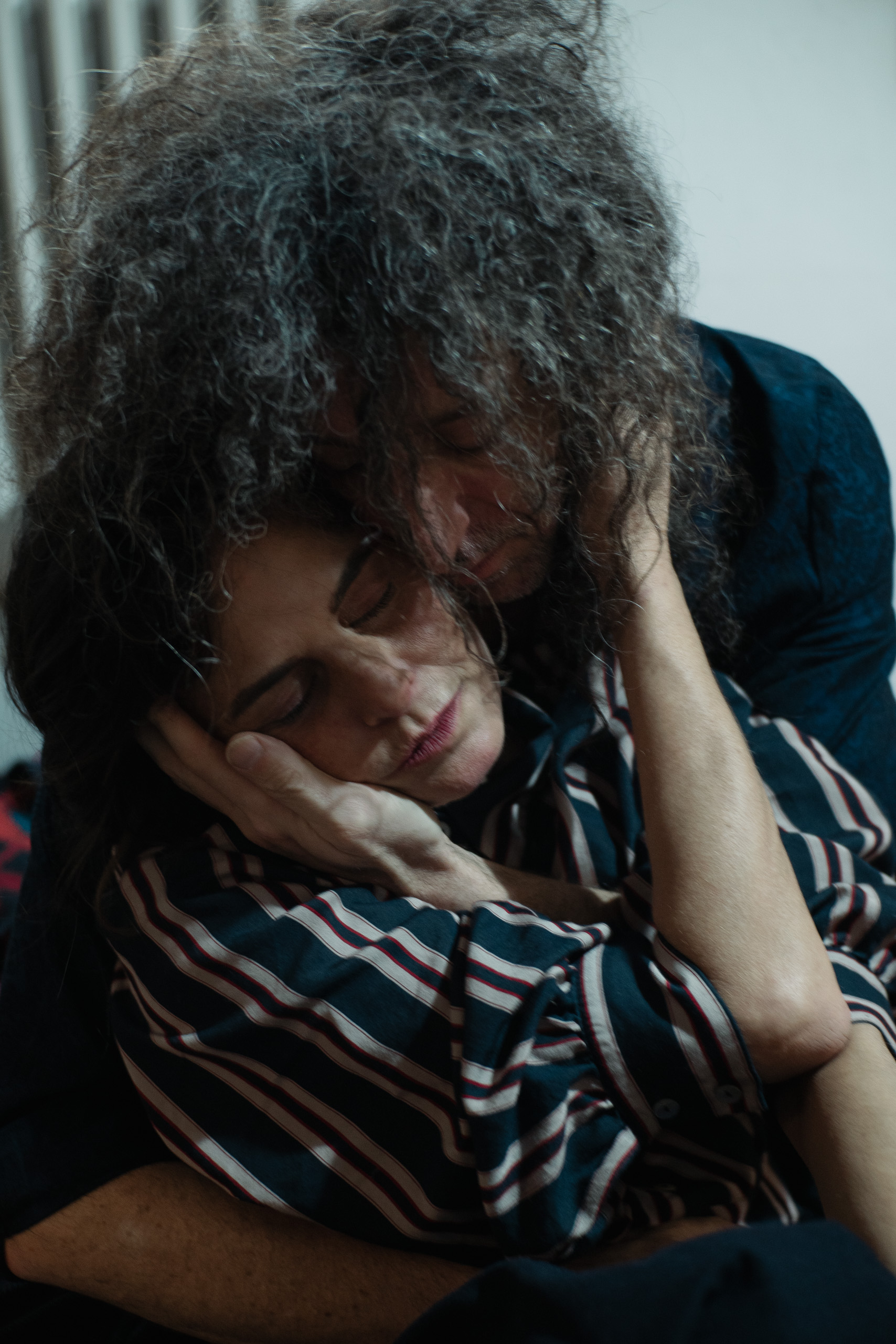Un coppia etero maschio e femmina che giocano, baciano, gesti teneri nella loro casa a Fermo nelle Marche. Servizio fotografico di coppia