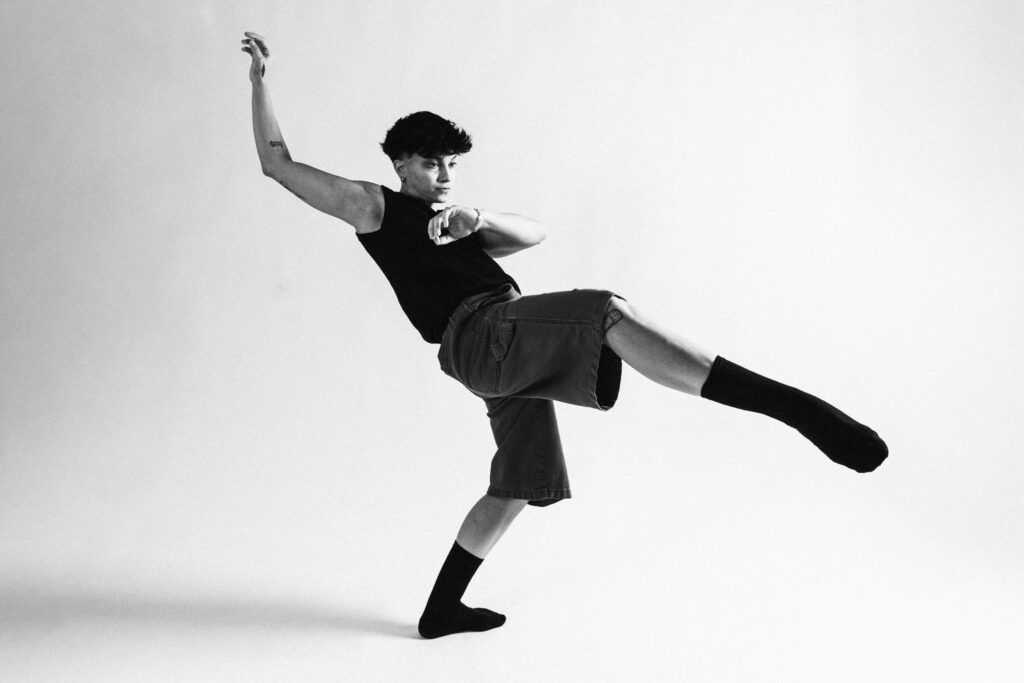 Foto ritratto di un ballerino di danza contemporanea. Foto sessione nello studio fotografico a Fermo