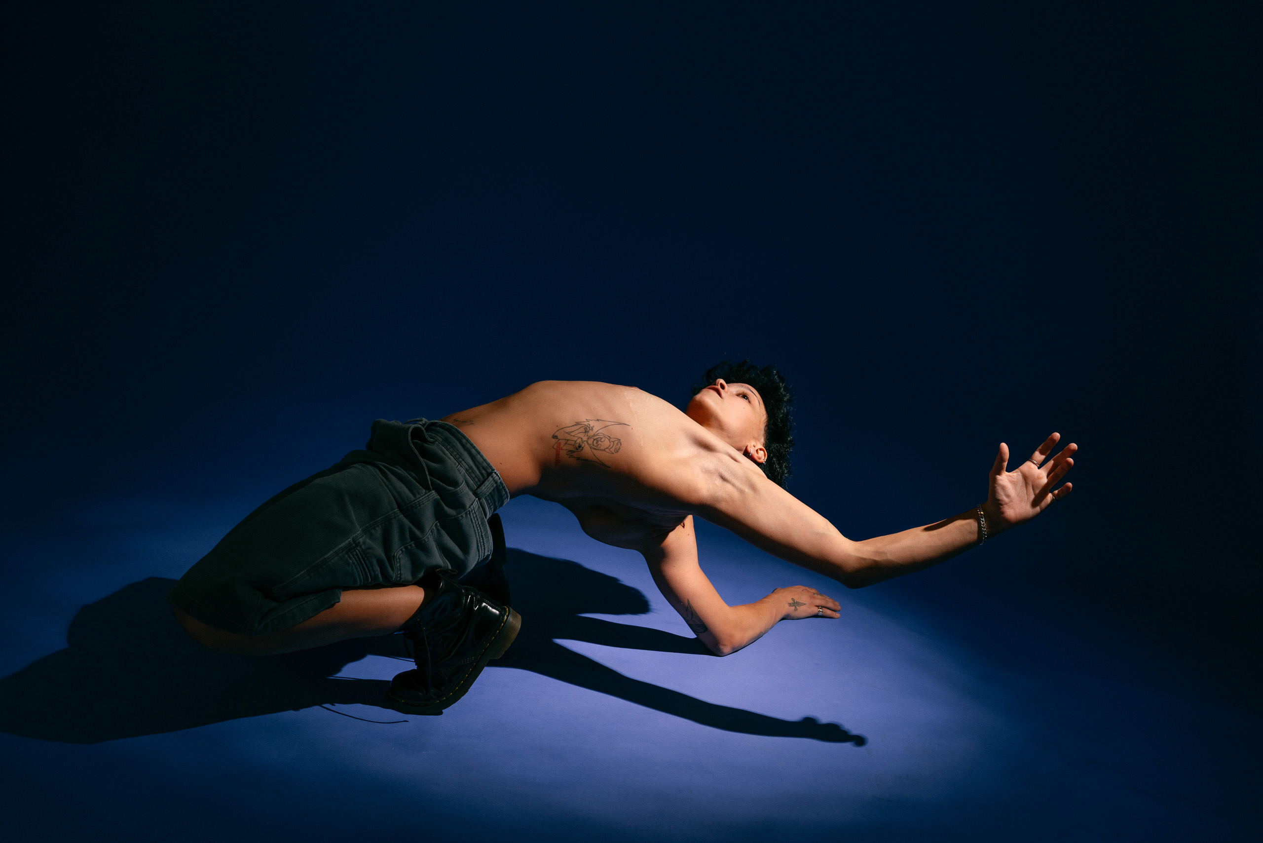Foto ritratto di un ballerino di danza contemporanea. Foto sessione nello studio fotografico a Fermo