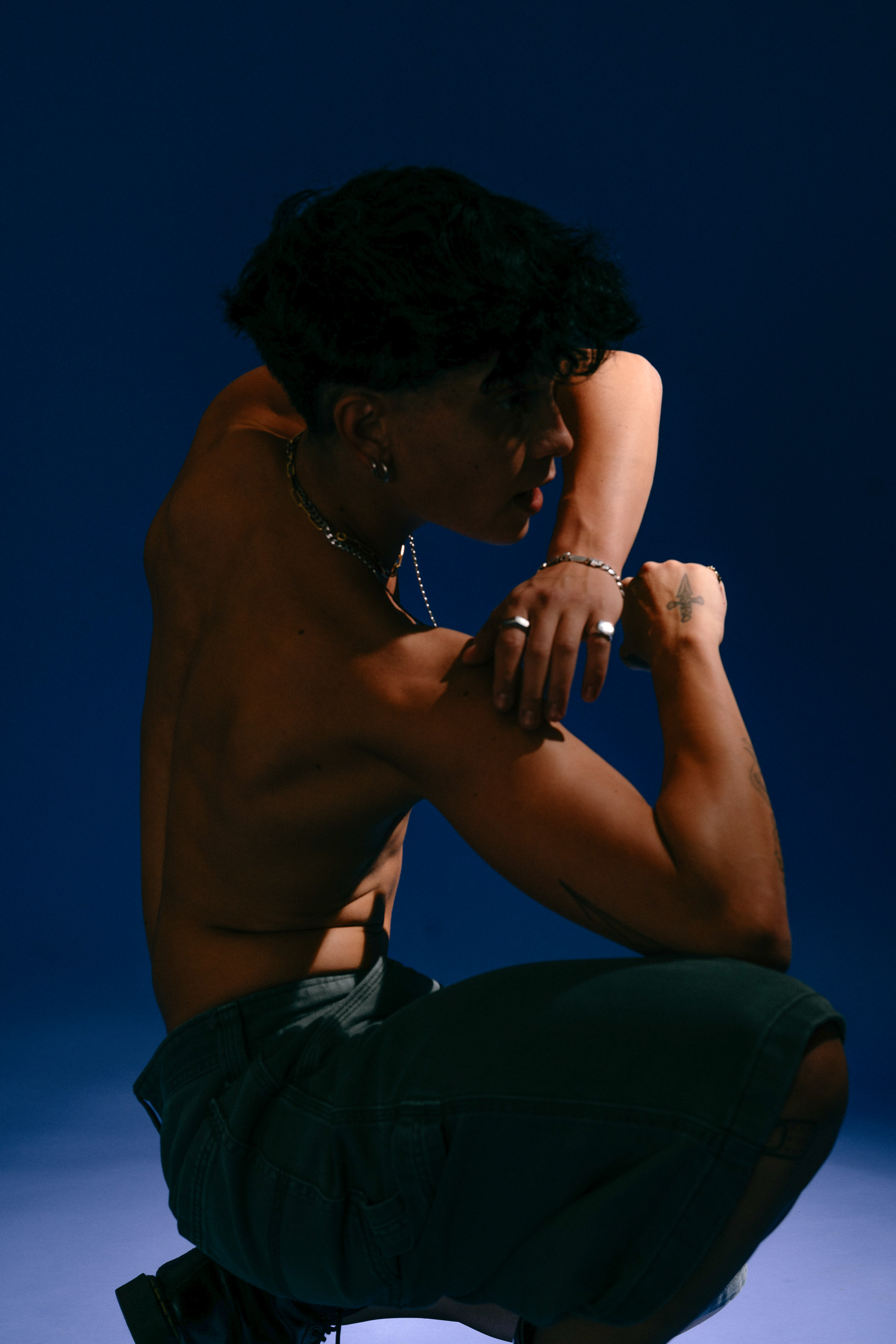 Foto ritratto di un ballerino di danza contemporanea. Foto sessione nello studio fotografico a Fermo