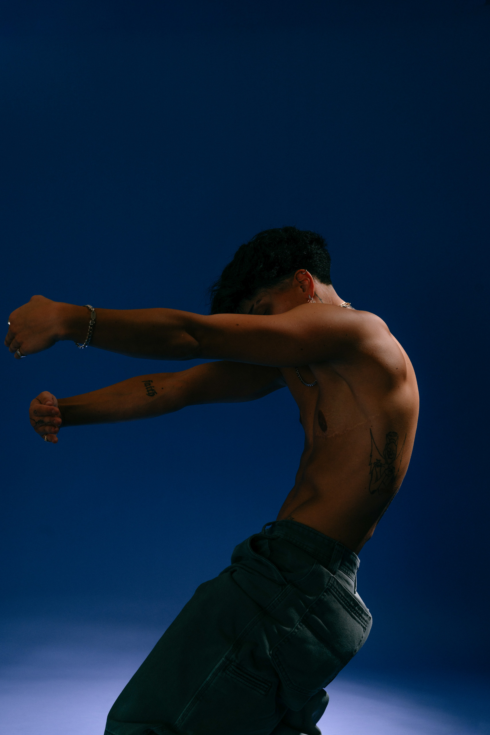 Foto ritratto di un ballerino di danza contemporanea. Foto sessione nello studio fotografico a Fermo