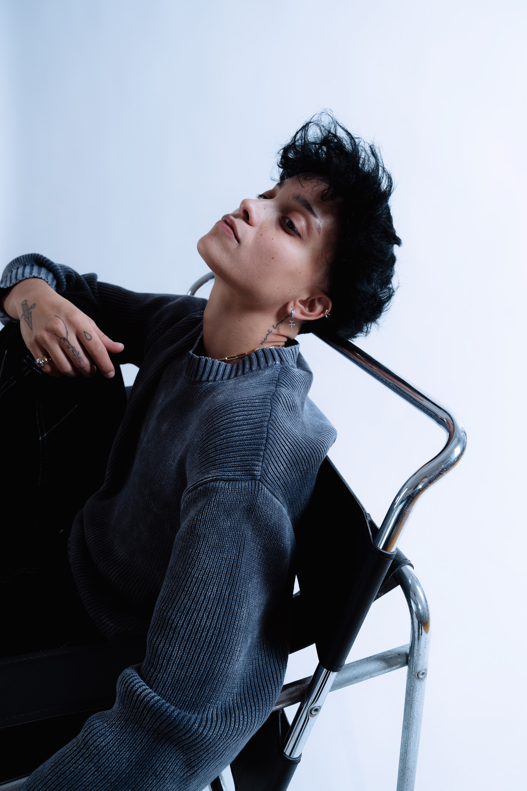 Foto ritratto di un ballerino di danza contemporanea. Foto sessione nello studio fotografico a Fermo
