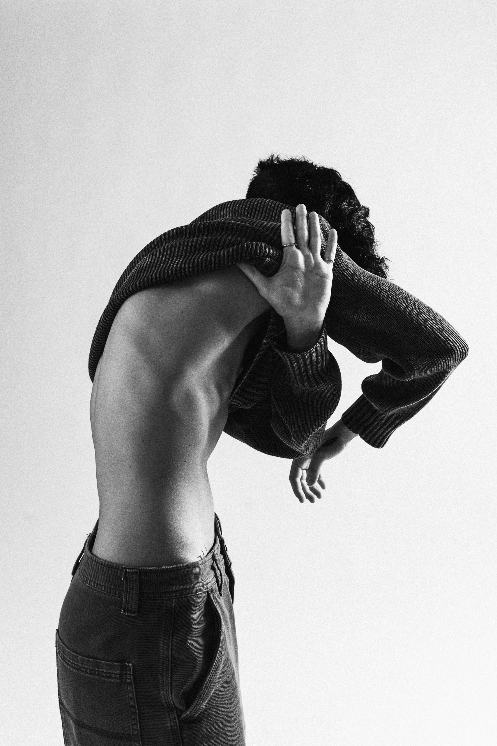 Foto ritratto di un ballerino di danza contemporanea. Foto sessione nello studio fotografico a Fermo