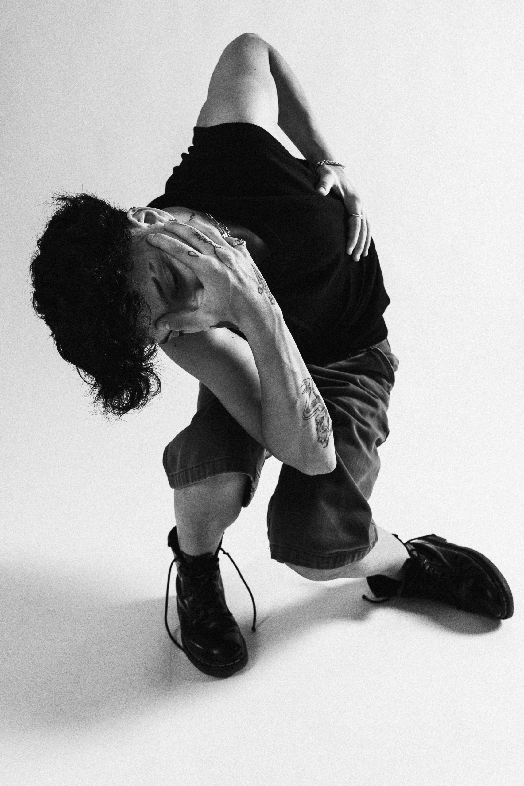 Foto ritratto di un ballerino di danza contemporanea. Foto sessione nello studio fotografico a Fermo