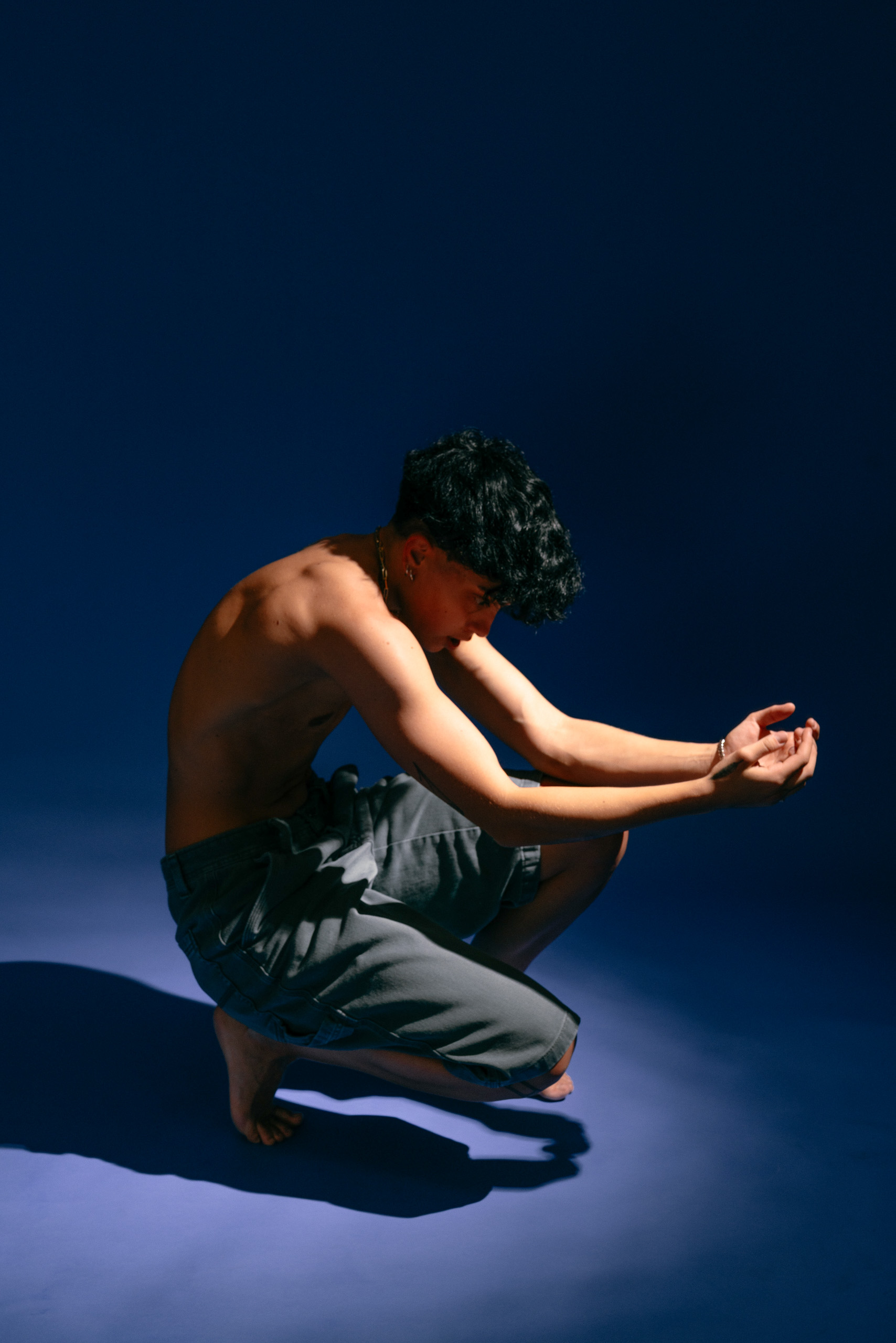 Foto ritratto di un ballerino di danza contemporanea. Foto sessione nello studio fotografico a Fermo